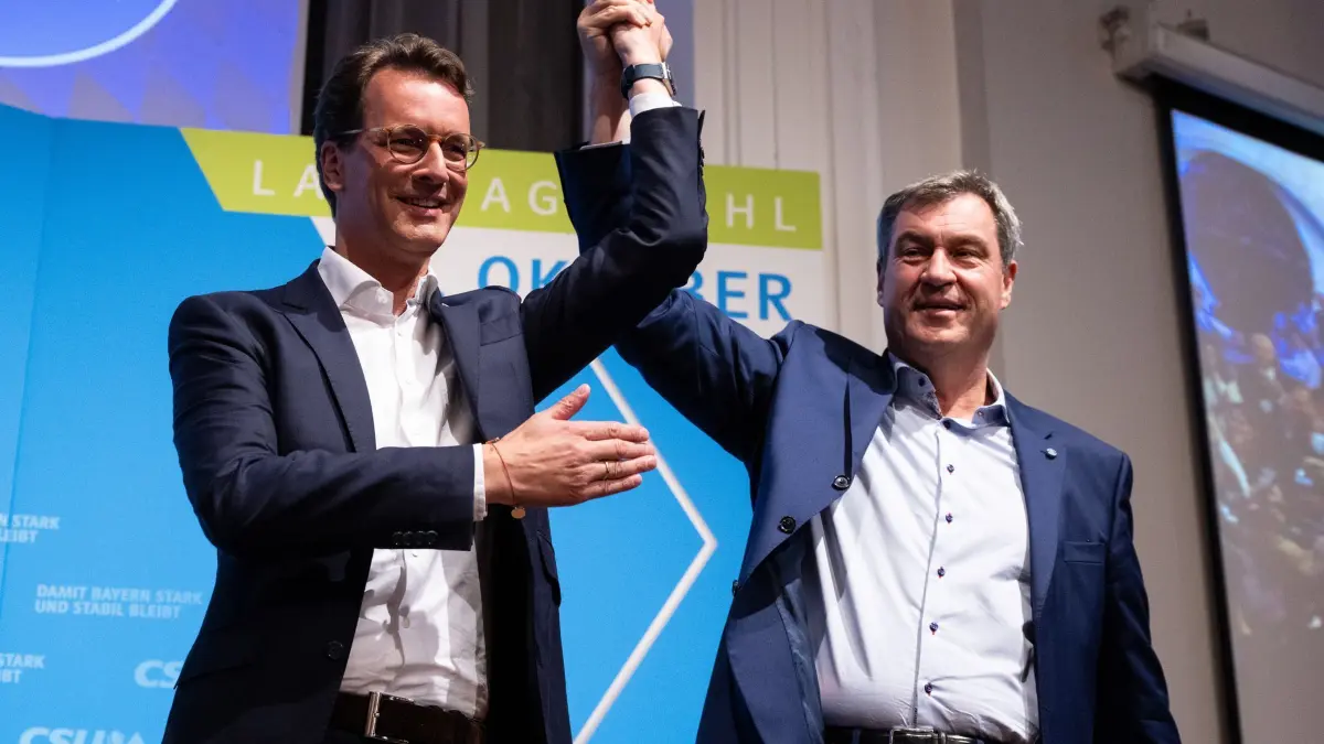 Söder macht Wahlkampf mit Wüst in NRW: ARCHIV - 06.10.2023, Bayern, München: Markus Söder (r, CSU), Ministerpräsident von Bayern, und Hendrik Wüst (CDU), Ministerpräsident von Nordrhein-Westfalen, während der CSU-Abschlusskundgebung im Löwenbräukeller. (zu dpa: «Söder macht Wahlkampf mit Wüst in NRW») Foto: Sven Hoppe/dpa +++ dpa-Bildfunk +++