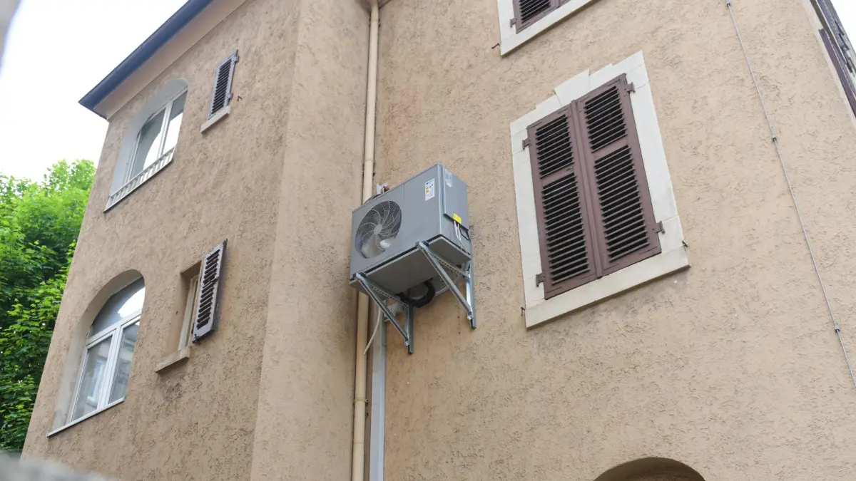 Stuttgart, Das Start-up Heatpump23 testet derzeit Etagen-Wärmepumpen in Stuttgart; sie sollen nach Möglichkeit noch 2025 ausgerollt werden, zu Besuch bei einem Test-Haushalt in Stuttgart
Im Bild: Eigentuemmer: Frank Wälde(Brille)
Inhaber der Fa. : Frederik Janzen(helles Haar), Georg Barbunopulos