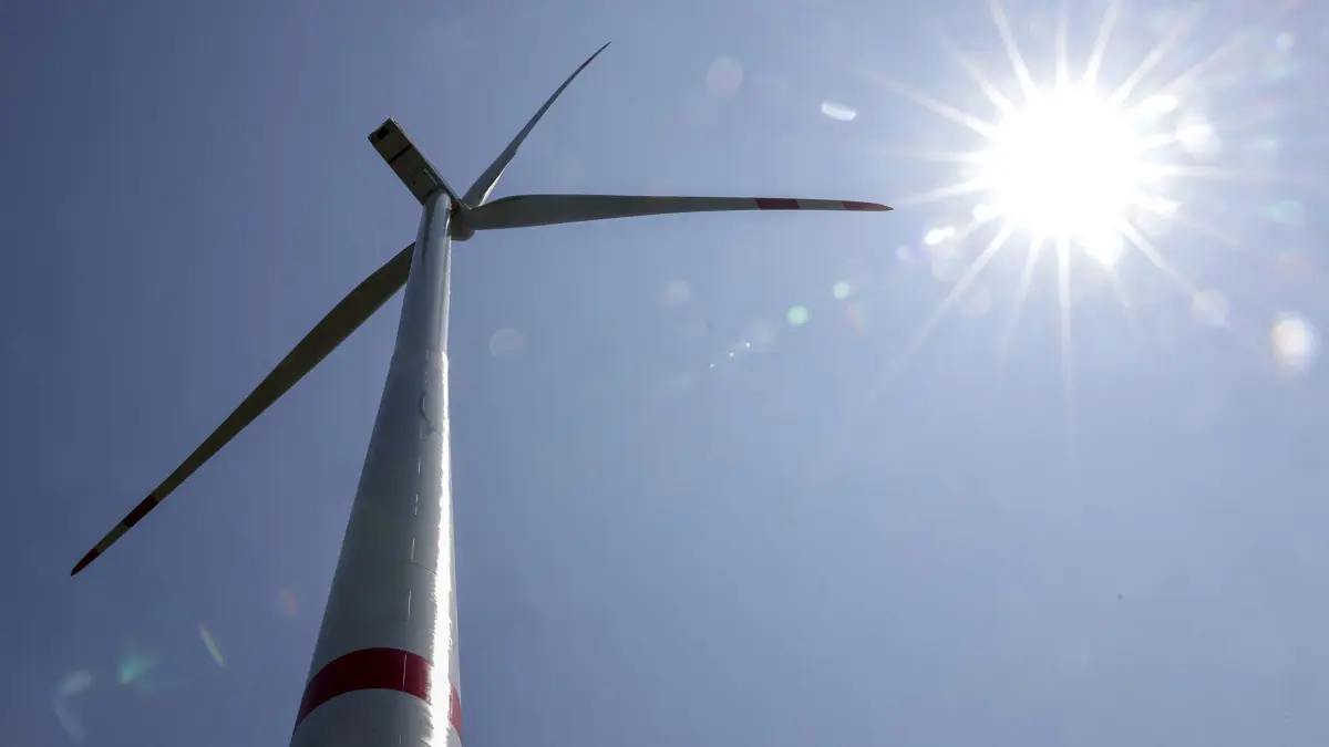 ARCHIV - 12.06.2025, Sachsen-Anhalt, Zahna-Elster: Die Sonne scheint auf ein neues Windrad vom Typ Siemens Gamesa SG-6.6-155. (zu dpa: «Diebe richten immensen Schaden an Windrad an») Foto: Jan Woitas/dpa +++ dpa-Bildfunk +++