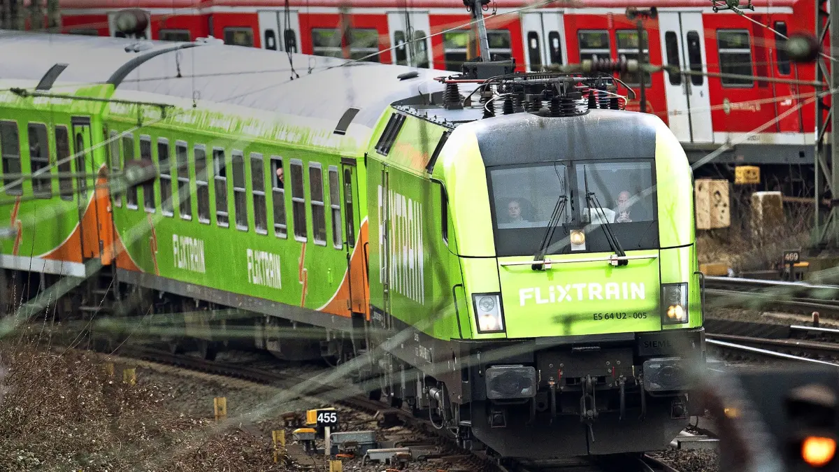 ARCHIV - 23.03.2018, Hamburg: Der "Flixtrain" fährt in den Hamburger Hauptbahnhof ein. (Zu dpa "Bahn-Konkurrent Flixtrain lässt mehr Züge fahren") Foto: Daniel Reinhardt/dpa +++ dpa-Bildfunk +++ | Verwendung weltweit