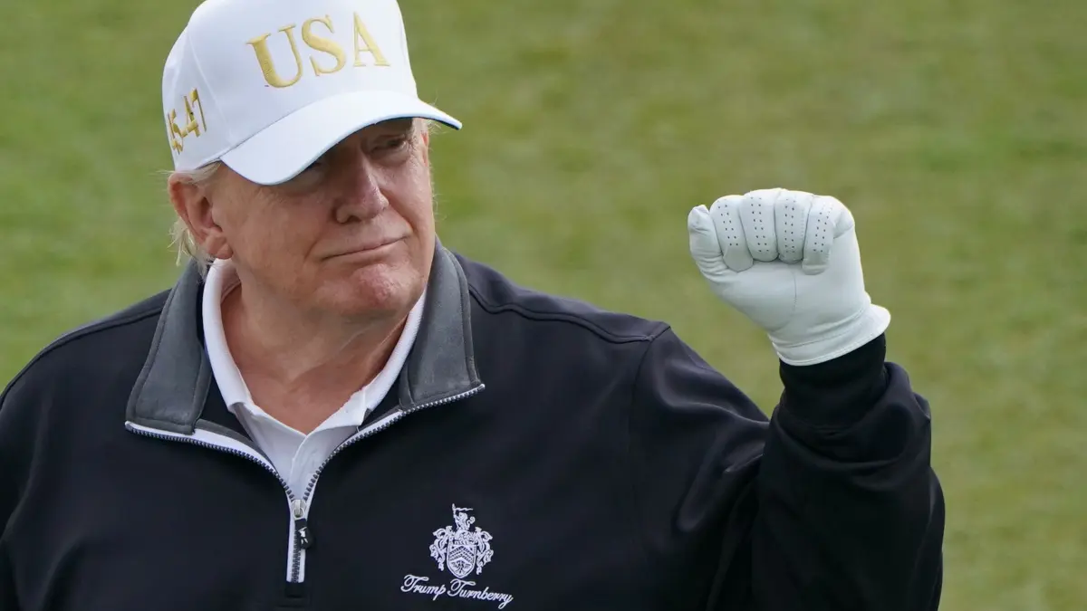 Donald Trump: ARCHIV - 29.07.2025, Großbritannien, Balmedie: US-Präsident Donald Trump nimmt an der Eröffnung des Trump International Golf Links teil, dem neuen Golfplatz des Präsidenten auf dem Menie Estate. (zu dpa: «Harald Schmidt hält Trump für «genialen Entertainer»») Foto: Jane Barlow/PA Wire/dpa +++ dpa-Bildfunk +++