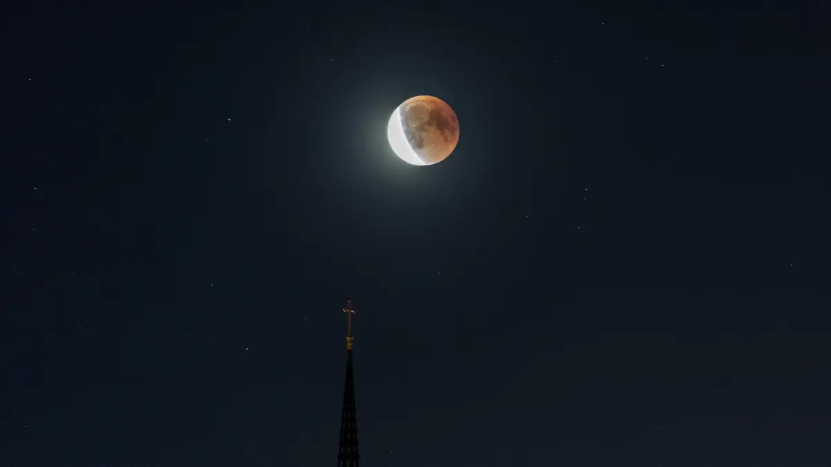 Der Höhepunkt der Finsternis nimmt bereits über Schweden ab.