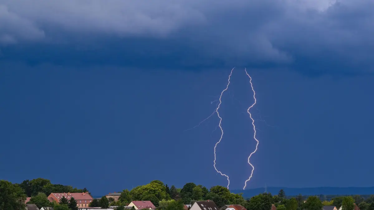 Gewitter über Brandenburg: ARCHIV - 22.07.2025, Brandenburg, Petersdorf: Blitze eines Gewitters leuchten über der Landschaft im östlichen Brandenburg. (zu dpa: «Regen und Gewitter») Foto: Patrick Pleul/dpa +++ dpa-Bildfunk +++