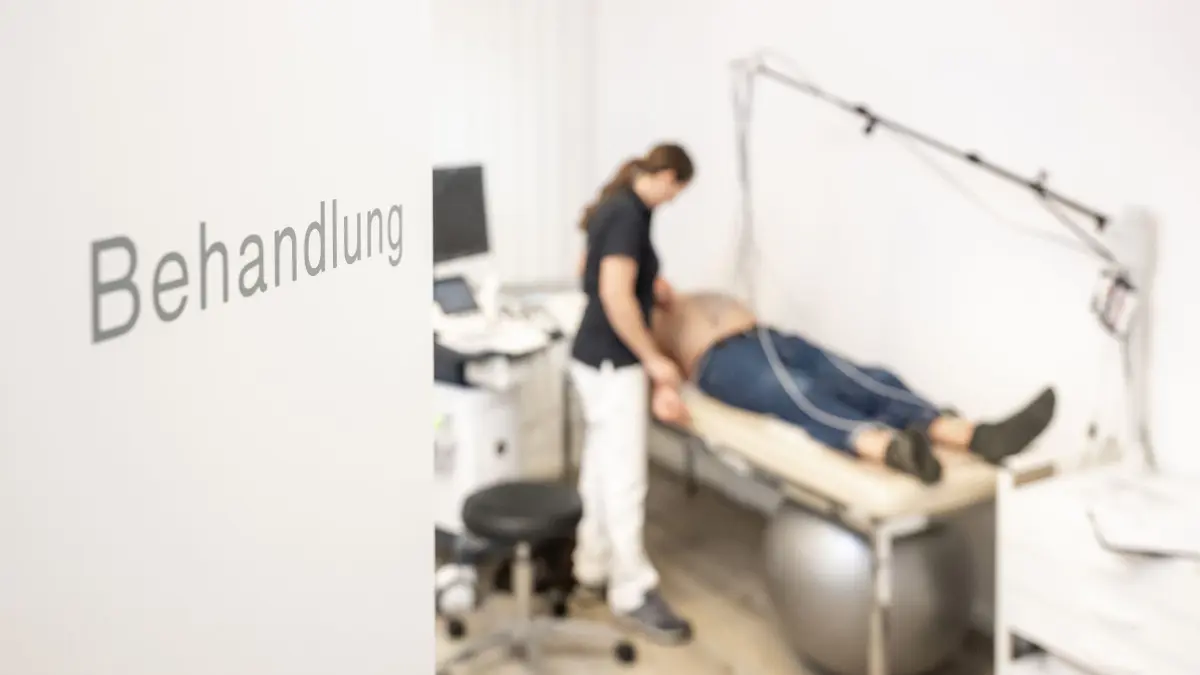 Sprechstundenhilfe bereitet Patienten auf Ruhe-EKG vor: ILLUSTRATION - Wertvolle Werte: Im Elektrokardiogramm (EKG) können Herzrhythmusstörungen erkannt werden. (zu dpa: «Herzgesundheit: So geht Herzvorsorge - spätestens ab 50») Foto: Benjamin Nolte/dpa-mag - Honorarfrei nur für Bezieher des Dienstes dpa-Magazin +++ dpa-Magazin +++