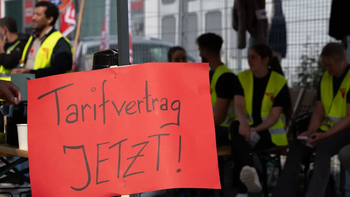 ARCHIV - 06.08.2025, Baden-Württemberg, Murr: Auf einem Plakat vor der Fabrik von Birtat steht: «Tarifvertrag JETZT!». (zu dpa: «DGB: 123 Milliarden Schaden durch «Tarifflucht»») Foto: Markus Lenhardt/dpa +++ dpa-Bildfunk +++