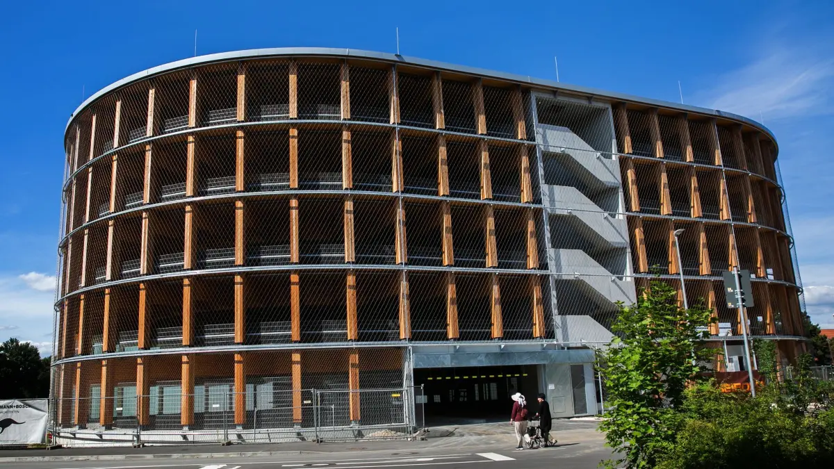 IBA’27-Projekt »Holzparkhaus Schwanenweg«
Heinrich-Otto-Straße, Ecke Schwanenweg, 73240 Wendlingen am Neckar
Ministerpräsident Kretschmann besucht IBA’27-Projekte.
Kurze Vorstellung durch Vertreter:innen der Stadt Wendlingen am Neckar, von Herrmann + Bosch Architekten und der Holzbaufirma Pletschacher.