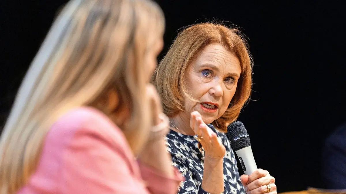 Stuttgart, Baden-Württemberg, 18.09.2025:
Veranstaltung der Reihe "Über Kunst" in der Staatsgalerie Stuttgart zum Thema „KunstLänd - wie Weiter?". Podium mit Petra Olschowski (Bündnis 90/Die Grünen, Ministerin für Wissenschaft, Forschung und Kunst im Kabinett Kretschmann III des Landes Baden-Württemberg), Stefanie Patruno (Direrktorin der Städtischen Galerie Kartlsruhe und Kay Kromeier (Galerist)
Im Bild: v.l.n.r. Stefanie Patruno, Petra Oschowski und Kay Kromeier.
Notiz: No model release. Kein Einverständnis für Werbung, keine Weitergabe an Dritte.