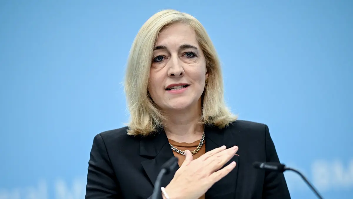05.09.2025, Berlin: Nina Warken (CDU), Bundesministerin für Gesundheit, gibt ein Statement zur Finanzentwicklung der GKV nach der Bereinigungssitzung des Haushaltsausschusses zum Bundeshaushalt 2025. Foto: Britta Pedersen/dpa +++ dpa-Bildfunk +++
