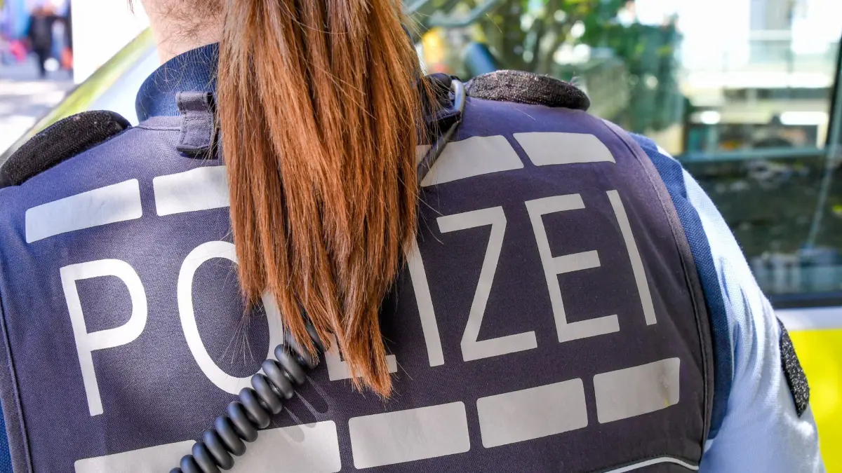 Deutschland, Baden-Wuerttemberg, Stuttgart 13.09.2025, Deutschland, GER, Baden-Wuerttemberg, Stuttgart, im Bild Themenbild, Polizei, Stuttgart, Streifenwagen, Landespolizei, Sicherheit, Ordnung, Polizeiwache, Einsatzkraefte, Blaulicht, Notruf 110, Kriminalpolizei, Verkehrskontrolle, Polizeieinsatz, Uniform, Dienstwaffe, Streifendienst, Ermittlungen, Personenkontrolle, Polizeipraesidium, Schutzpolizei, Polizeibeamte, Praevention, Oeffentlichkeitsarbeit, Demonstrationen, Verkehrsueberwachung, Schriftzug, Feature, Symbolbild Baden-Wuerttemberg *** Germany, Baden Wuerttemberg, Stuttgart 13 09 2025, Germany, GER, Baden Wuerttemberg, Stuttgart, in the picture theme picture, police, Stuttgart, patrol car, state police, security, order, police stat Deutschland, Baden-Wuerttemberg, Stuttgart, 13.09.2025-4