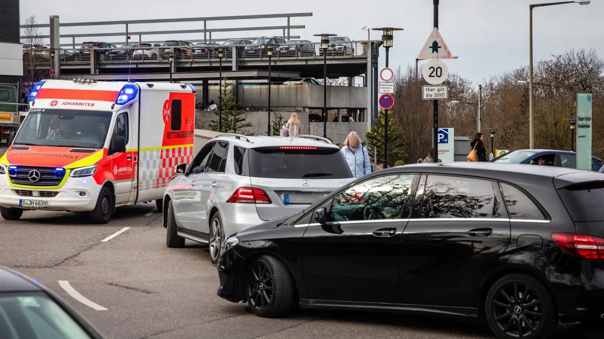 21.02.2024, Stuttgart: Nur mit Mühe schlängelt sich ein Rettungswagen durch wartende Autos am Robert-Bosch-Krankenhaus. Die Parkplätze im Parkhaus sind belegt, wodurch es zu Staus vor dem Krankenhaus kommt und die Zu- und Abfahrt der Notfallaufnahme eingeschränkt ist. Foto: Lichtgut/Christoph Schmidt