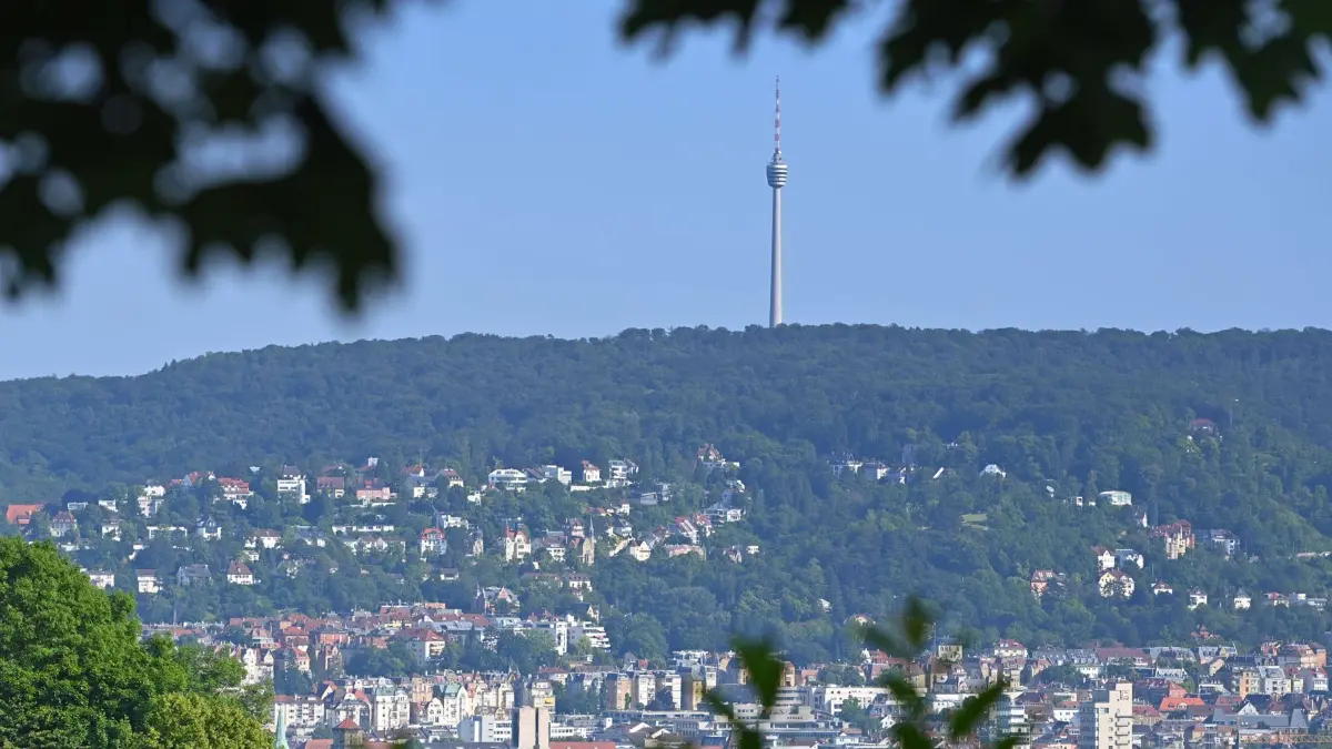 Themenbild Grundsteuer,Grundsteuerreform. Blick auf das Stadtzentrum Stuttgart in Baden Wuerttemberg,Daecher,Fassaden Haeuser,Gebaeude,Grundsteuer,Grundsteuereform, Bebauung,Wohnraum,Mieten,Eigentum, Eigentumswohnungen,Hanglage, *** Theme picture property tax,property tax reform view of the city center of Stuttgart in Baden Wuerttemberg,roofs,facades houses,buildings,property tax,property tax reform,development,living space,rents,property,condominiums,hillside location,