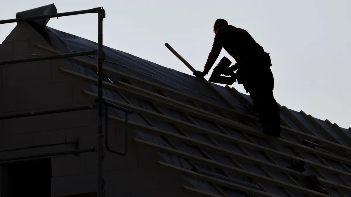 Handwerker: ARCHIV - 03.05.2022, Sachsen, Leipzig: Ein Dachdecker arbeitet auf einem Einfamilienhaus am Leipziger Stadtrand. (zu dpa: «Sachsens Handwerk schrumpft – Betriebe fordern Entlastung») Foto: Jan Woitas/dpa +++ dpa-Bildfunk +++