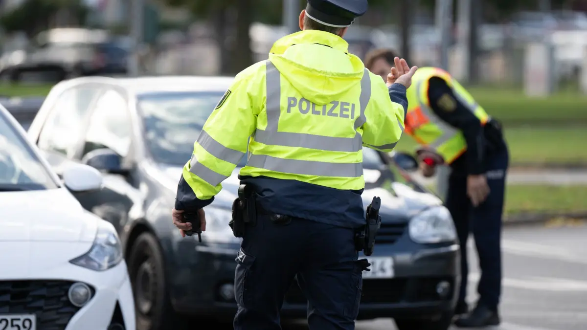 Verkehrskontrolle Polizeidirektion Dresden: 24.09.2025, Sachsen, Dresden: Polizisten stehen während einer Verkehrskontrolle auf dem Georgplatz vor einem Fahrzeug. Bei der mehrtägigen Kontrolle stehen Umbauten und Veränderungen an Kraftfahrzeugen im Fokus. Foto: Sebastian Kahnert/dpa +++ dpa-Bildfunk +++