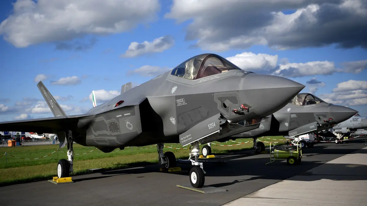 Tarnkappenjets F-35: ARCHIV - 25.04.2018, Berlin: F-35 Tarnkappenjets der Rüstungsschmiede Lockheed Martin aus den USA mit einem Radargerät des Rüstungsunternehmens Hensoldt sind bei der Raumfahrtausstellung (ILA) ausgestellt. (zu dpa: «Italien belässt Luftabwehrsystem länger in Estland») Foto: Britta Pedersen/dpa-Zentralbild/dpa +++ dpa-Bildfunk +++