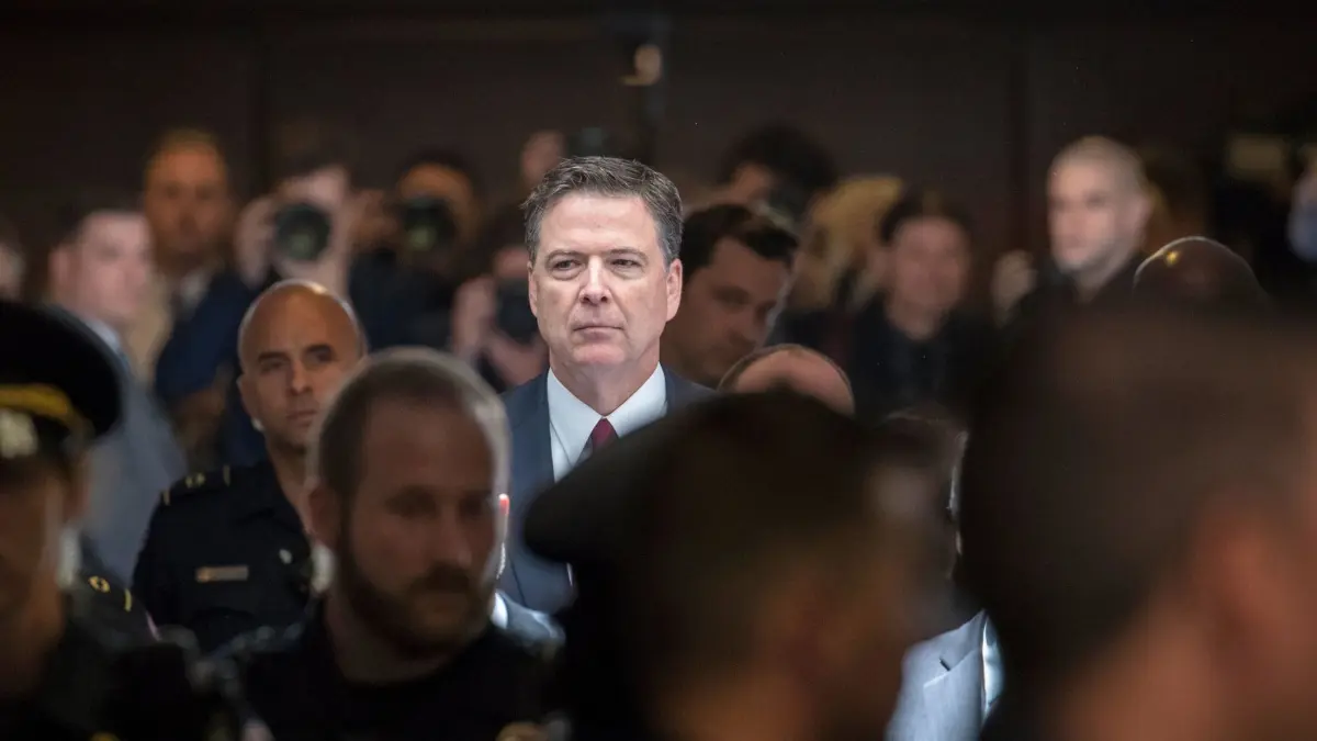 Früherer FBI-Chef Comey angeklagt: ARCHIV - 08.06.2017, USA, Washington: Der ehemalige FBI-Direktor James Comey geht durch einen Korridor auf dem Weg zu einem sicheren Raum, um seine Aussage vor dem Geheimdienstausschuss des Senats auf dem Capitol Hill fortzusetzen. Nach massivem Druck von US-Präsident Trump auf die Justiz hat eine Geschworenenjury den früheren FBI-Direktor James Comey unter anderem wegen Falschaussage angeklagt Foto: J. Scott Applewhite/AP/dpa +++ dpa-Bildfunk +++