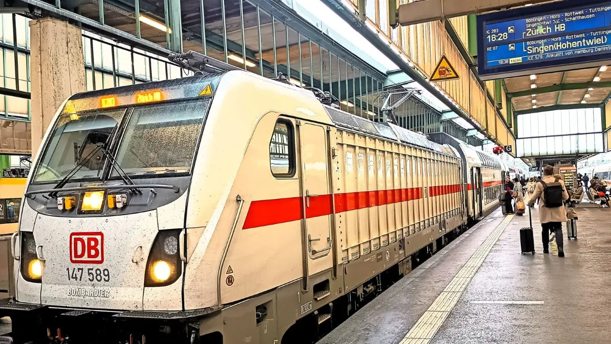 Ein IC der Deutschen Bahn in Richtung Horb, Rottweil, Singen und Zürich steht abfahrtbereit im Stuttgarter Hauptbahnhof. Ab dem Frühjahr 2027 soll die Gäubahn im Stuttgarter Stadtteil Vaihingen enden und beginnen, Passagiere müssen den Weg von und zu den Anschlusszügen mit der S-Bahn zurücklegen. Foto: