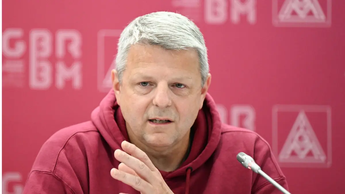 25.09.2025, Baden-Württemberg, Gerlingen: Frank Sell, Vorsitzender des Gesamtbetriebsrats des Unternehmensbereichs Mobility Solutions der Bosch-Gruppe, spricht in der Unternehmenszentrale bei einer Pressekonferenz zum Thema Stellenabbau. Der Autozulieferer Bosch will Kosten sparen und etwa 13.000 weitere Stellen abbauen, vor allem an deutschen Standorten der Zuliefersparte Mobility. Foto: Bernd Weißbrod/dpa +++ dpa-Bildfunk +++