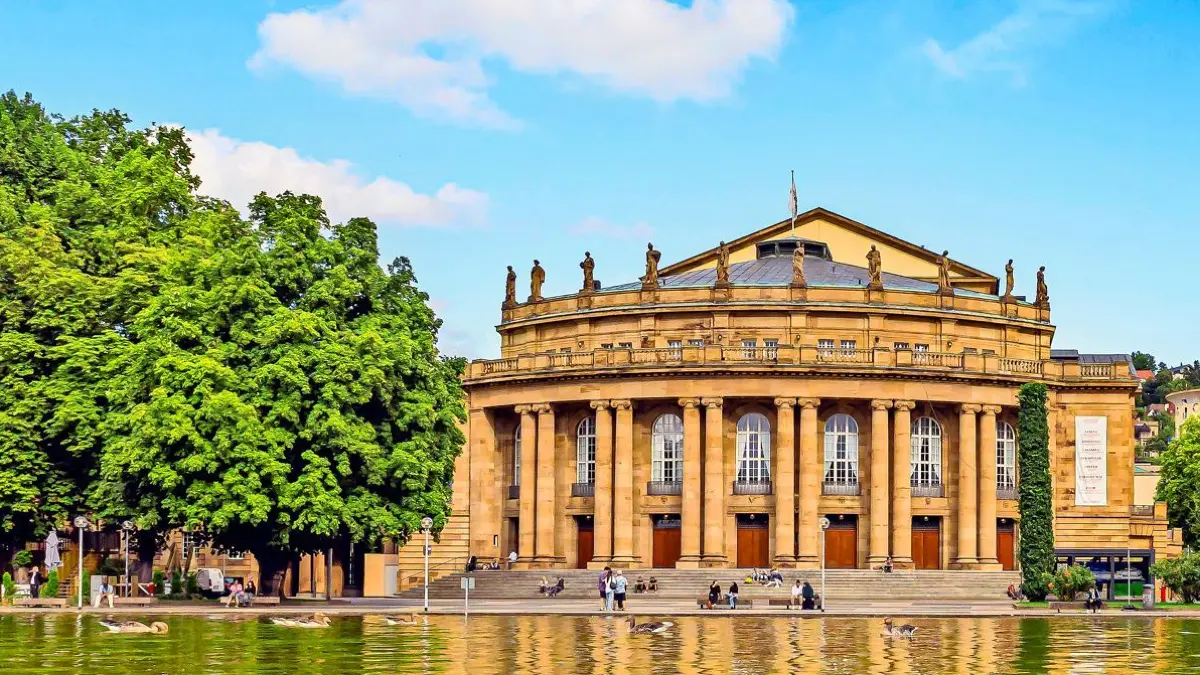 LittmannBau am Stuttgarter Eckensee, Spielstätte der Württembergischen Staatstheater Stuttgart WST. Das Opernhaus soll umfassend saniert, modernisiert und erweitert werden. // 01.08.2025. Stuttgart, Baden-Württemberg, Deutschland *** LittmannBau am Stuttgarter Eckensee, venue of the Württembergische Staatstheater Stuttgart WST The opera house is to be extensively renovated, modernized and extended 01 08 2025 Stuttgart, Baden Württemberg, Germany
