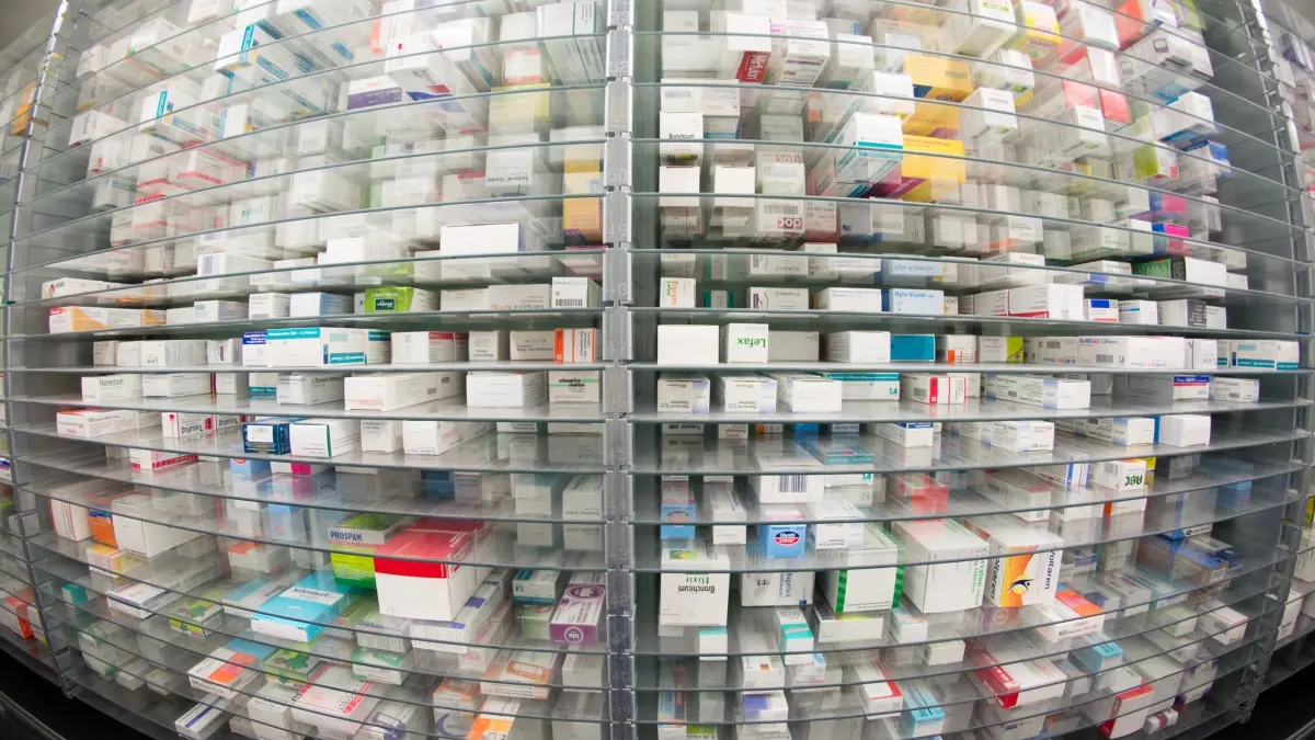 Arzneimittel in der Apotheke: ARCHIV - 29.04.2015, Hamburg: Medikamente liegen in den Regalen eines Kommissionierautomaten einer Apotheke. (zu dpa: «Kreise: Neue US-Zölle auf Arzneien gelten nicht für EU-Importe») Foto: Daniel Reinhardt/dpa +++ dpa-Bildfunk +++