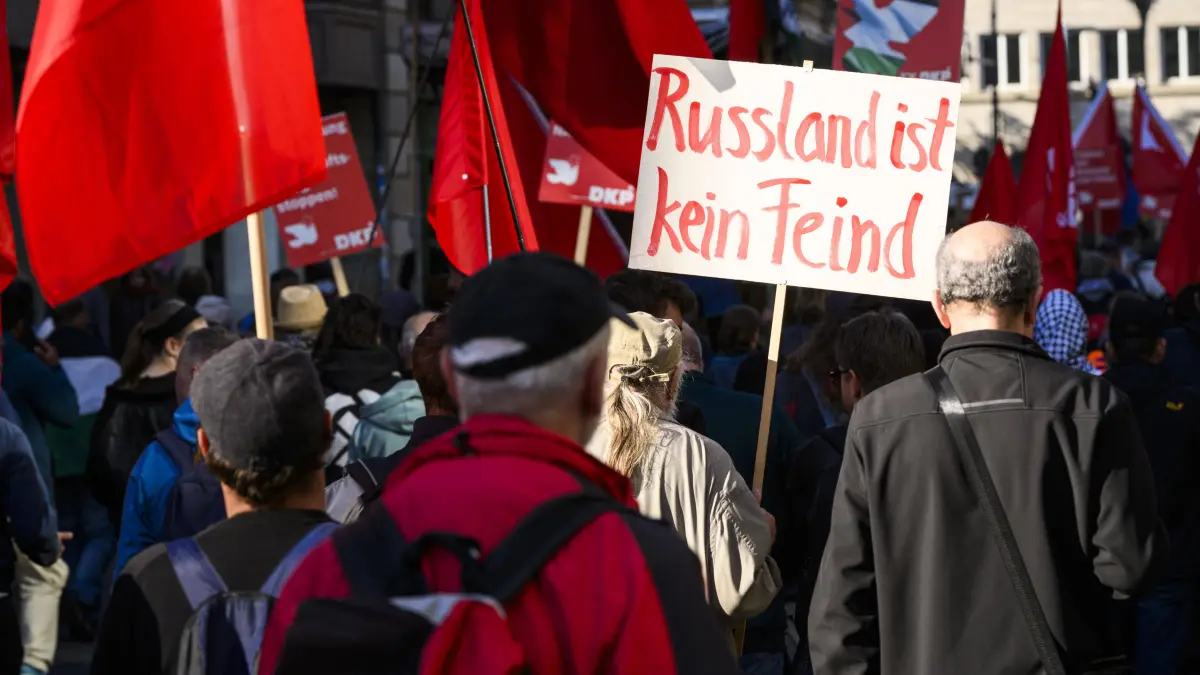Friedensdemo in Berlin: Friedensdemo in Berlin Am 03.10.2025 demonstrierten tausende Menschen in Berlin für Frieden und gegen Aufrüstung. Unter dem Motto Nie wieder kriegstüchtig hatten mehr als 500 Friedensinitiativen, Gruppen und Organisationen zu zeitgleichen Demonstrationen in Berlin und Stuttgart aufgerufen. Die Polizei sprach bei der Demo in der Hauptstadt von etwa 7.500 Teilnehmer*innen, die Veranstalter von 20.000. Diese versammelten sich zunächst am Bebelplatz in Mitte zu einer Kundgebung und starteten dann zu einem Demonstrationszug der über die Friedrichstraße und wieder zurück zum Bebelplatz führte., Berlin Berlin Deutschland Mitte *** Peace demonstration in Berlin On 3 October 2025, thousands of people demonstrated in Berlin for peace and a