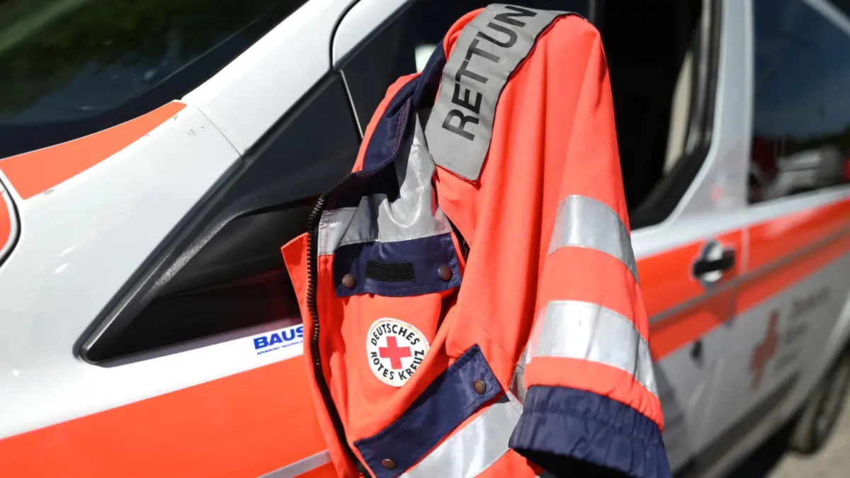 ARCHIV - 01.06.2019, Baden-Württemberg, Freiburg: Eine Jacke eines Rettungssanitäters des Deutschen Roten Kreuzes hängt am Fenster eines Krankenwagens. (zu dpa: «28-Jähriger stirbt nach Badeunfall im Bodensee») Foto: Patrick Seeger/dpa +++ dpa-Bildfunk +++