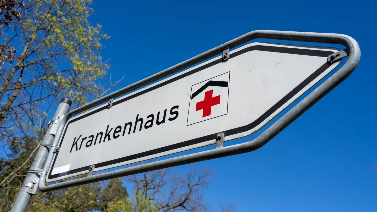 Krankenhaus: ARCHIV - 15.04.2025, Brandenburg, Hennigsdorf: Ein Schild weist den Weg zu einem Krankenhaus. (zu dpa: «Kabinett billigt Nachbesserungen an Klinikreform») Foto: Soeren Stache/dpa +++ dpa-Bildfunk +++