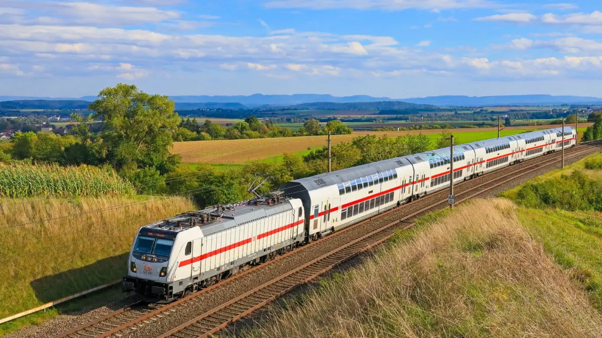 <p>Eine Ellok der Baureihe 147 der DB Fernverkehr fährt mit einem IC auf der Gäubahn von Horb nach Stuttgart Hbf, hier zwischen Gäufelden und Herrenberg. Am Horizont die Schwäbische Alb.</p>