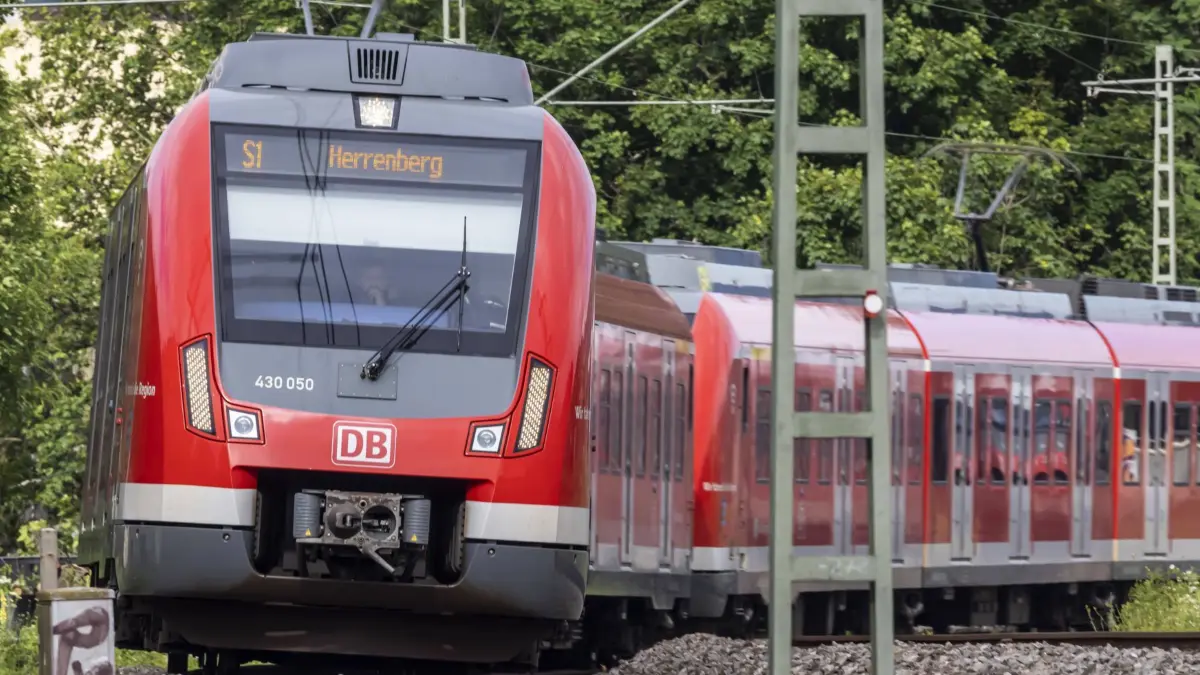 S-Bahn, Stuttgart-Bad Cannstatt. S1 nach Herrenberg. // 09.07.2021: DEU, Deutschland, Baden-Württemberg, Stuttgart. *** S Bahn, Stuttgart Bad Cannstatt S1 to Herrenberg 09 07 2021 DEU, Germany, Baden Württemberg, Stuttgart