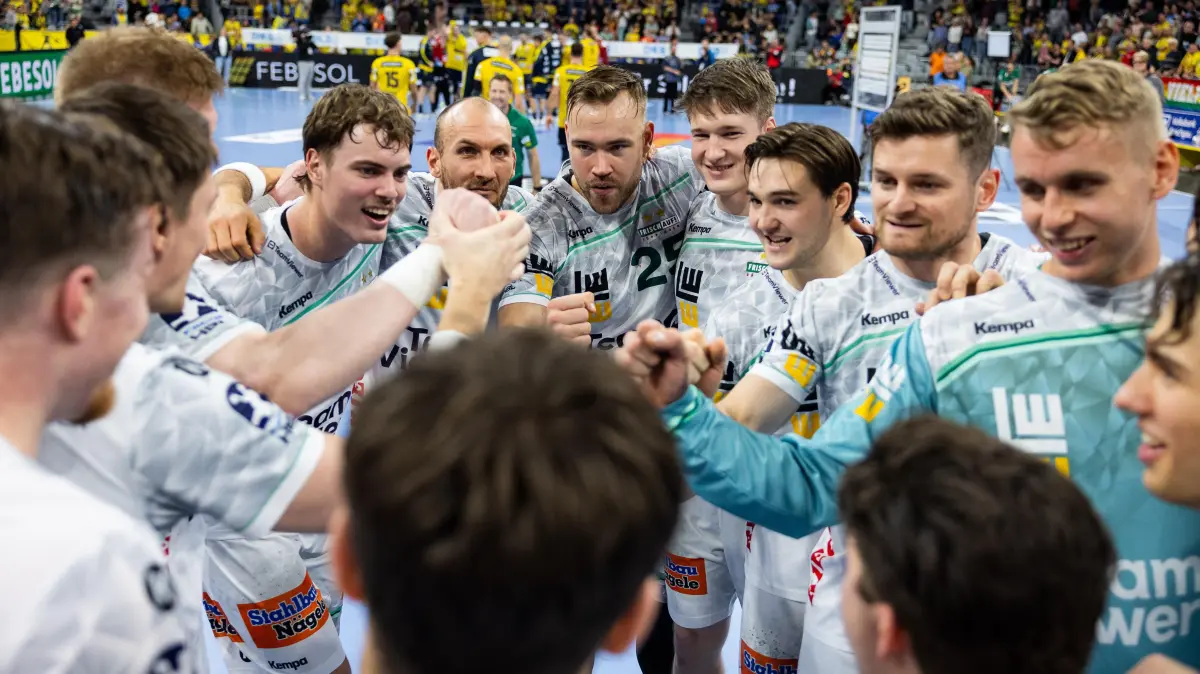 Rhein-Neckar-Loewen (RNL) vs. FRISCH AUF! Goeppingen (FAG), Handball, Maenner, Daikin Handball Bundesliga (HBL), 8. Spieltag, Spielzeit 2025/2026, 09.10.2025: Das Goeppinger Team feiert nach dem Spiel, Jubel, Emotion, Freude, Begeisterung
Rhein-Neckar-Loewen (RNL) vs. FRISCH AUF! Goeppingen (FAG), Handball, Maenner, Daikin Handball Bundesliga (HBL), 8. Spieltag, Spielzeit 2025/2026, 09.10.2025
Foto: Eibner-Pressefoto/Oliver Schmidt