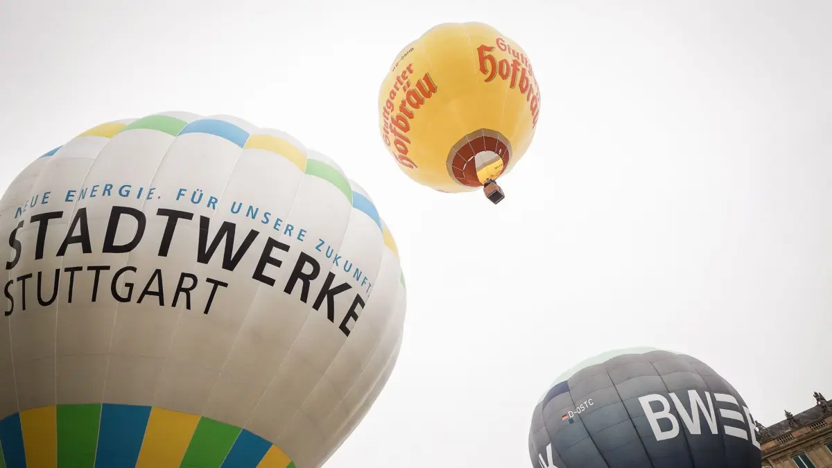 15 Heißluftballone starten vor dem Neuen Schloss