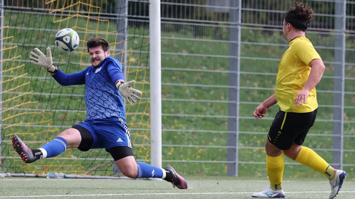 BAU// 11.10.2015 Pleidelsheim Fußball GSV Pleidelsheim vs. SV Leonberg/Eltingen, Tor zum 1:4, v.l. Magnus Schüler (Pleidelsheim), Torschütze Ennio Ohmes (Leonberg)