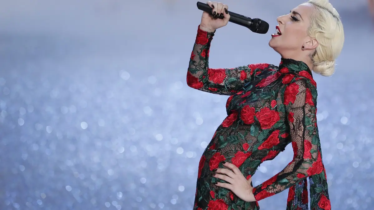 Die Sängerin Lady Gaga trat 2016 als einer der Performer bei der Victoria's Secret Show auf.
