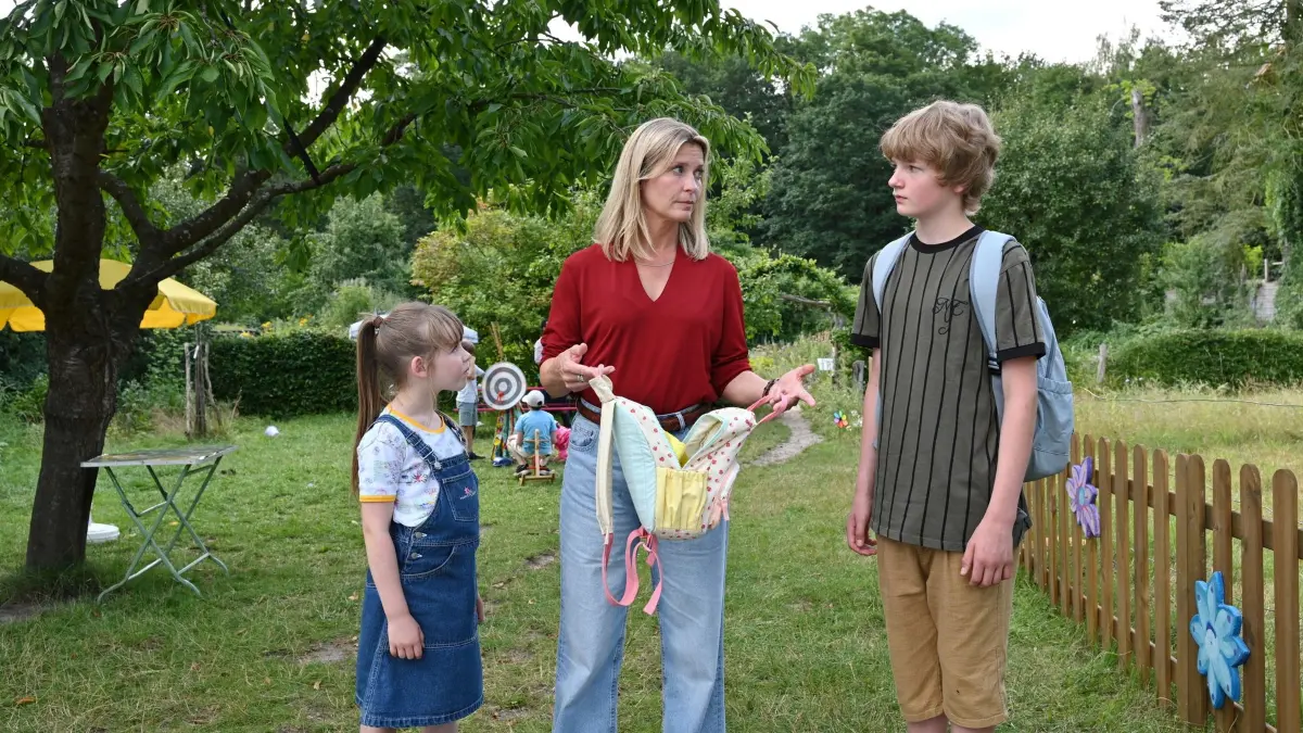 Katharina (Valerie Niehaus, M.) findet gekochten Broccoli im Rucksack von Cindy (Lina Wergin, l.) und weist ihren Bruder Pascal (Lewe Wagner, r.) darauf hin.