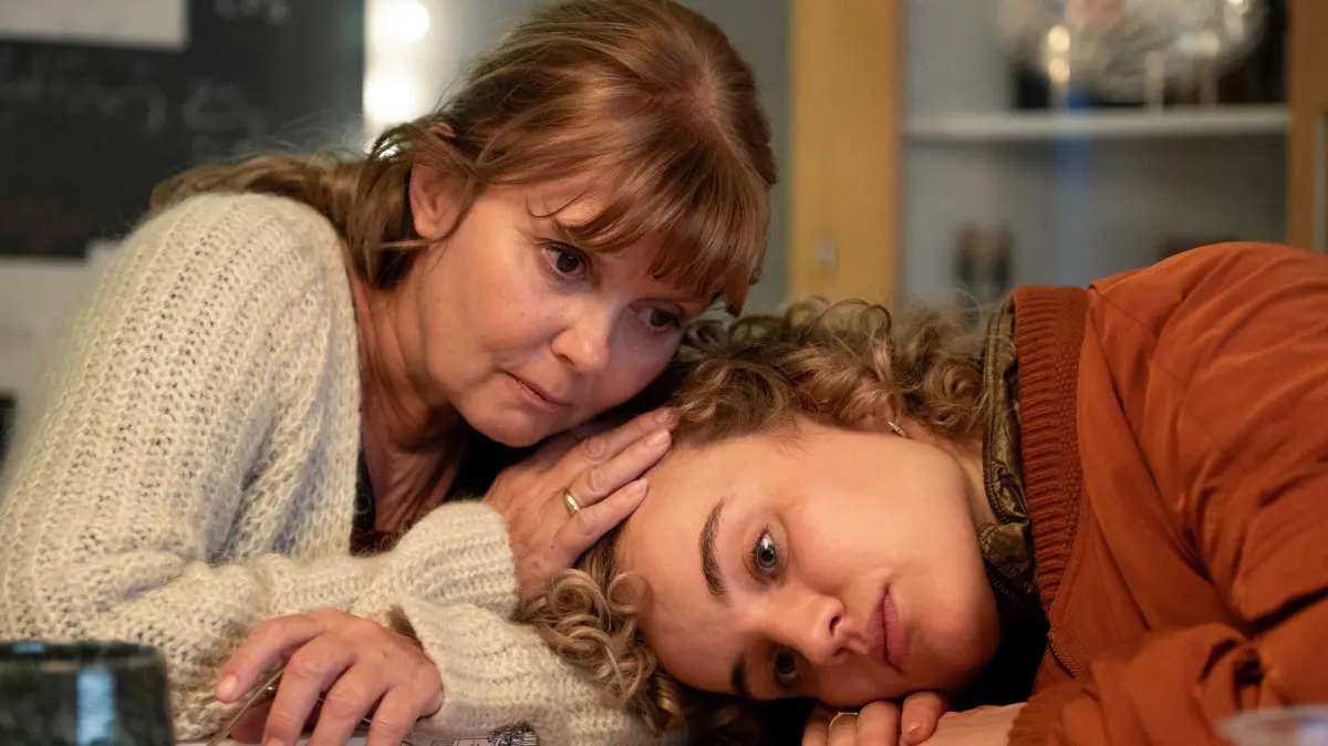 Sarah (Roswitha Schreiner, l.) kann die Berufssorgen ihrer Tochter (Luise von Finckh, r.) gut verstehen.