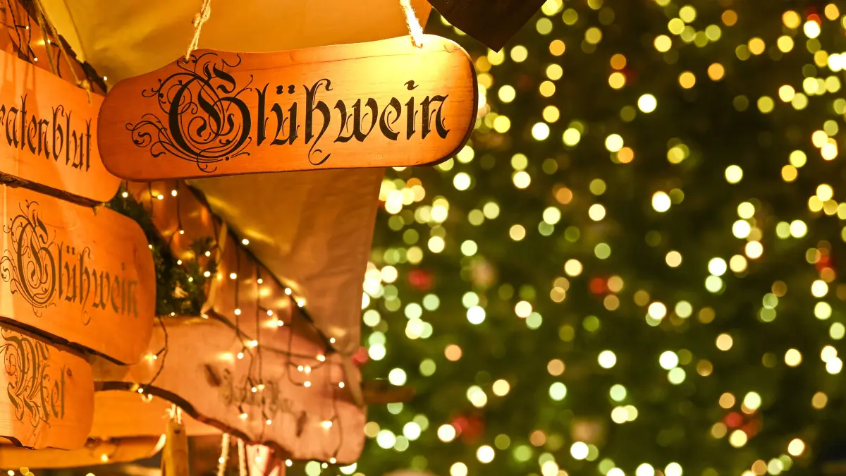 Der erste Weihnachtsmarkt des Jahres steht bevor, obwohl es erst Ende Oktober ist. wo man am 31.10.2025 bereits Glühwein trinken kann.