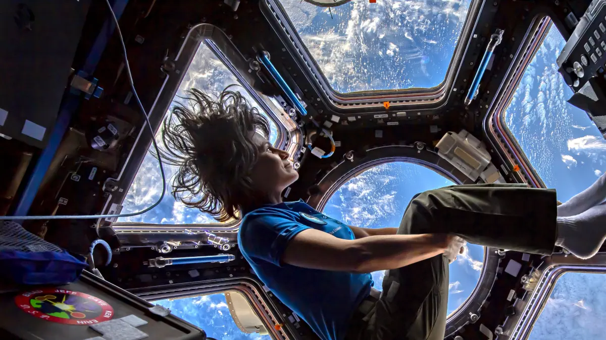 Die Astronautin Samantha Cristoforetti befindet sich bei der Kuppel mit den sieben Fenstern.