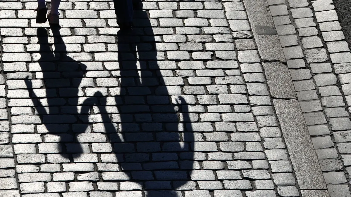 Die Schatten einer erwachsenen Person und eines Kindes sind zu sehen. Alleinerziehende und ihre Kinder sind einer Studie zufolge in deutlich überproportionalem Ausmaà von finanzieller Armut bedroht. (zu dpa "Studien: Alleinerziehende und ihre Kinder oft arm und abgehängt") +++ dpa-Bildfunk +++