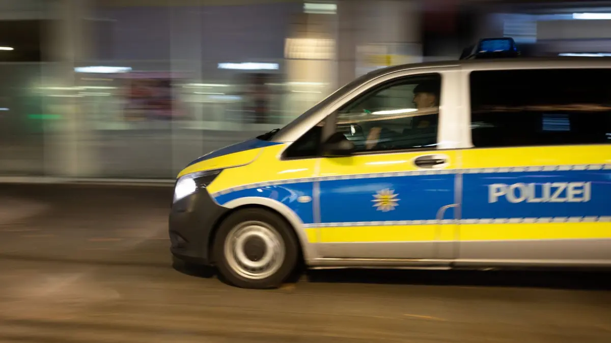 Stuttgart, Baden-Württemberg, 24.10.2025:
Rundgang durch Schlossgarten, Königstraße und weitere Orte in der Innenstadt bei Nacht.
Im Bild: Eine Streifenfahrt der Polizei über die Königstaße
Notiz: No model release. Kein Einverständnis für Werbung, keine Weitergabe an Dritte.