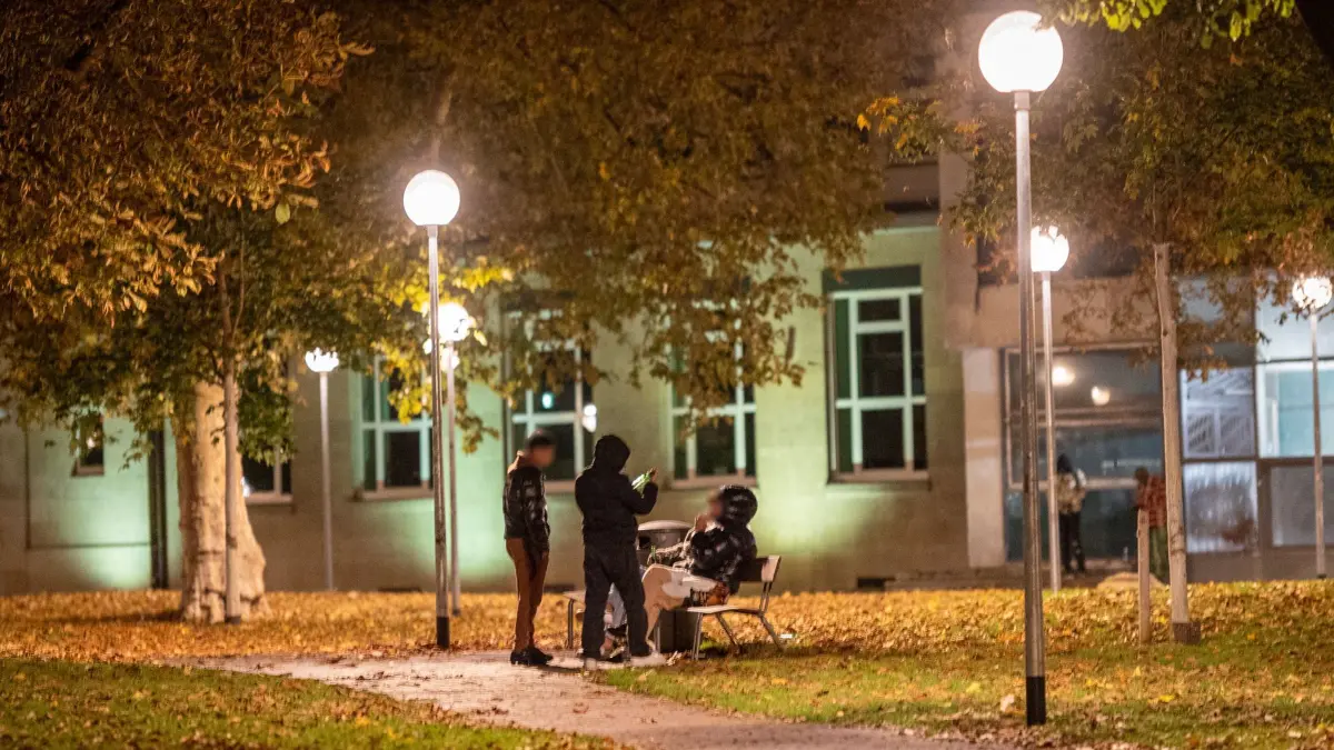 Stuttgart, Baden-Württemberg, 24.10.2025:
Rundgang durch Schlossgarten, Königstraße und weitere Orte in der Innenstadt bei Nacht.
Im Bild: Jugendliche im Park
Notiz: No model release. Kein Einverständnis für Werbung, keine Weitergabe an Dritte.
