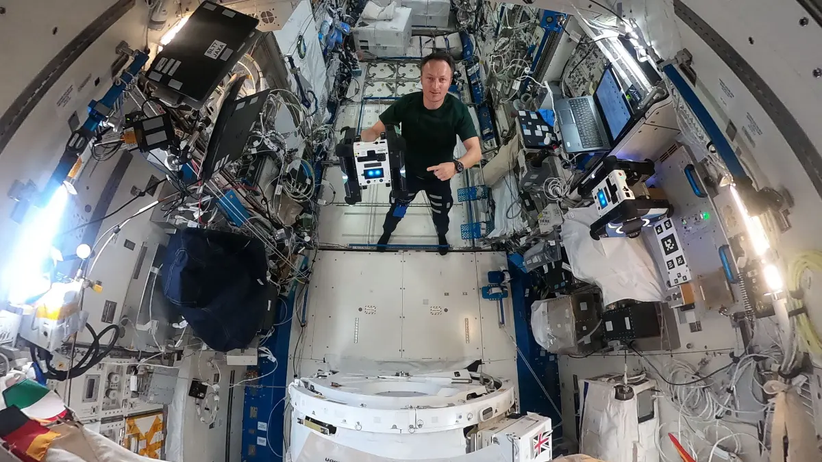 Astronaut Matthias Maurer ist aus der Vogelperspektive im Kibo-Labormodul zu sehen.