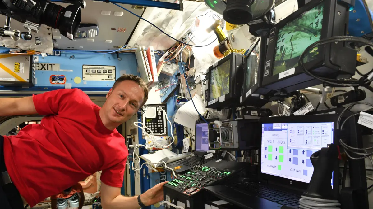 Der Astronaut Matthias Maurer ist an seinem Arbeitsplatz auf der ISS zu sehen.