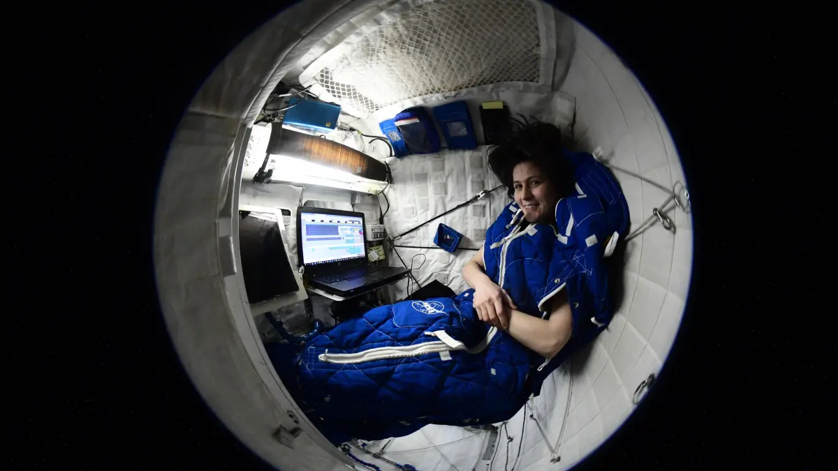 Astronautin Samantha Cristoforetti zeigt sich in ihrem Quatier