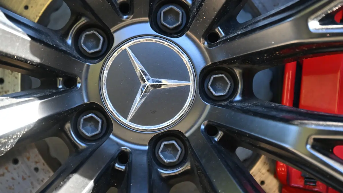 Mercedes-Benz Group AG -Zahlen für das dritte Quartal: 29.10.2025, Baden-Württemberg, Stuttgart: Der Mercedes Stern, das Marken Logo des Fahrzeugherstellers Mercedes-Benz, ist an einem Rad eines Mercedes-Benz Fahrzeugs angebracht. Foto: Bernd Weißbrod/dpa +++ dpa-Bildfunk +++
