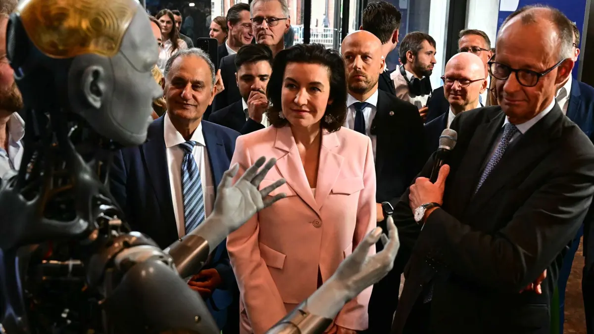 „Hightech Agenda Deutschland“ mit Bundeskanzler Merz: 29.10.2025, Berlin: Dorothee Bär (2.v.r, CSU), Bundesministerin für Forschung, Technologie und Luft- und Raumfahrt, und Bundeskanzler Friedrich Merz (r, CDU) stehen dem für den Pflegebereich konzipierten humanoiden Roboter «Ameca» gegenüber bei der Vorstellung der sogenannten «Hightech Agenda Deutschland - Debatte, Konferenz, Networking» auf dem EUREF-Campus. Foto: Tobias Schwarz/POOL AFP/dpa +++ dpa-Bildfunk +++
