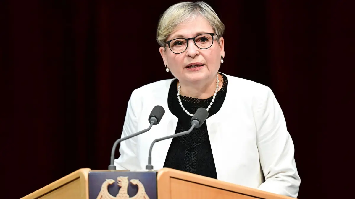 75 Jahre Bundesgerichtshof und Bundesanwaltschaft: 30.10.2025, Baden-Württemberg, Karlsruhe: Bettina Limperg, Präsidentin des Bundesgerichtshofs, spricht im Badischen Staatstheater beim Festakt im Rahmen der Feierlichkeiten "75 Jahre Bundesgerichtshof und Bundesanwaltschaft". Der Bundesgerichtshof und die Bundesanwaltschaft sind am 1. Oktober 1950 gegründet worden. Foto: Bernd Weißbrod/dpa +++ dpa-Bildfunk +++