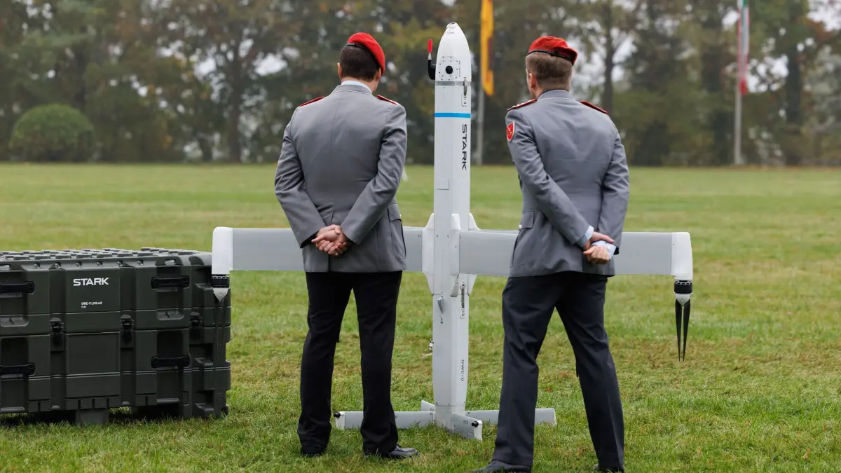 Loitering Munition Virtus von Stark Defence: ARCHIV - 07.10.2025, Nordrhein-Westfalen, Augustdorf: Blick auf eine Drohne vom Typ Loitering Munition System der Firma Stark Defence beim Feierlichen Appell für das neu aufgestellte Artilleriebataillon 215 in der Generalfeldmarschall-Rommel-Kaserne. (zu dpa: «Helsing: Drohnen erzielen im Ukraine-Krieg meiste Treffer») Foto: Friso Gentsch/dpa +++ dpa-Bildfunk +++