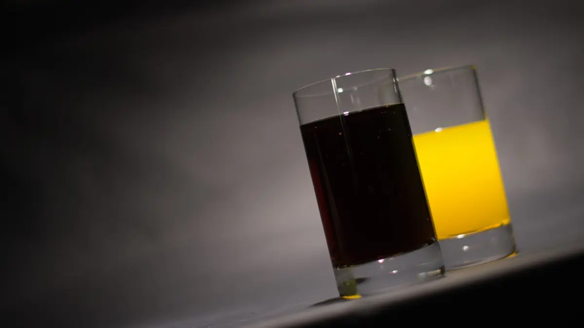 Zuckersteuer: ARCHIV - 29.03.2016, NA, Hamburg: Ein Glas mit Cola steht neben einem Glas mit Orangenlimonade. (zu dpa: «Zuckersteuer auf Getränke? Niedersachsen appelliert an Bund») Foto: Lukas Schulze/dpa +++ dpa-Bildfunk +++
