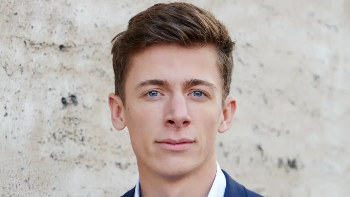 Politikwissenschaftler Jannik Hartmann, Jahrgang 1999, forscht für das NATO Defense College in Rom unter anderem zu militärischer Logistik.