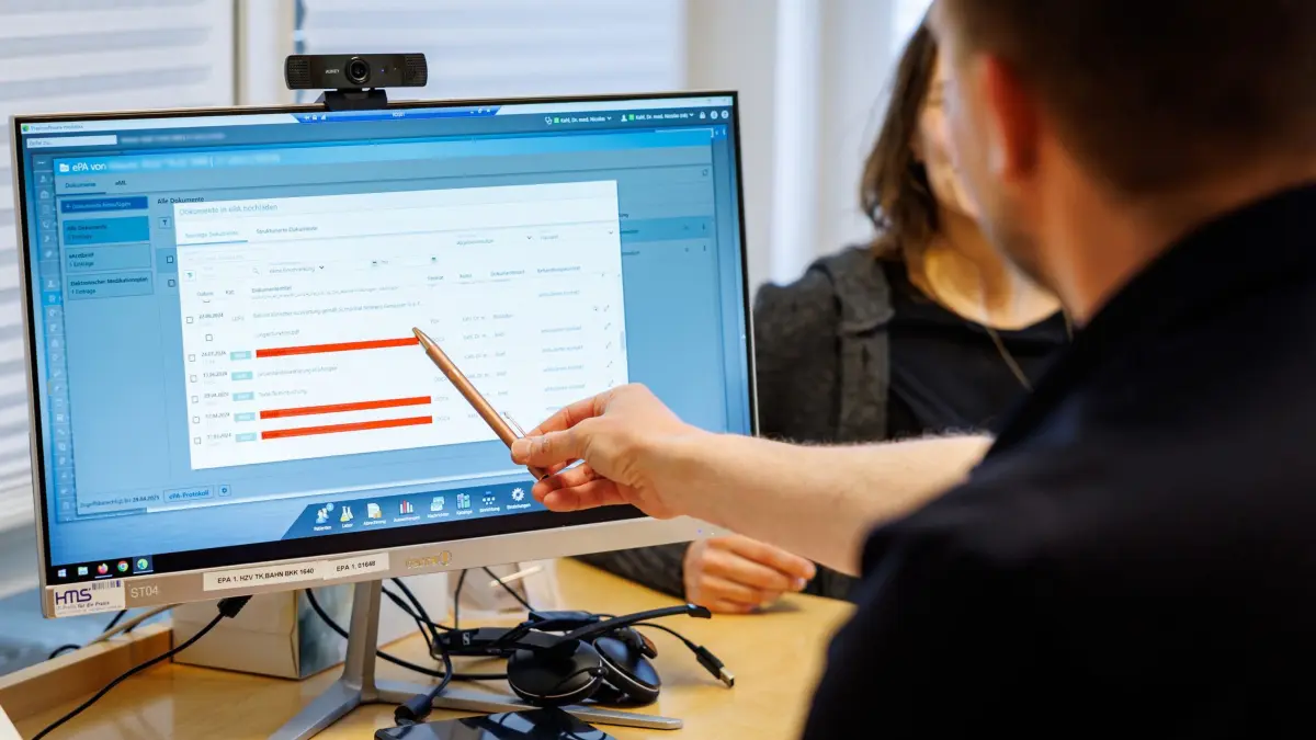 Hausarzt lädt Dokumente in eine elektronische Patientenakte: ARCHIV - Seit dem 1. Oktober 2025 sind alle Arztpraxen dazu verpflichtet, elektronische Patientenakten zu befüllen. (zu dpa: «Falsche Diagnose in der Patientenakte: Was kann ich tun?») Foto: Daniel Karmann/dpa/dpa-tmn - Honorarfrei nur für Bezieher des dpa-Themendienstes +++ dpa-Themendienst +++