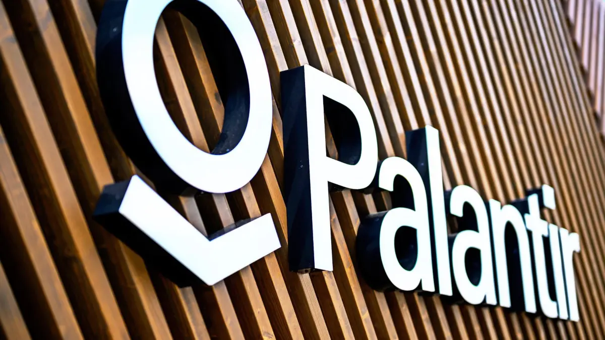 ARCHIV - 26.05.2022, Schweiz, Davos: Ein Logo von Palantir Technologies, einem börsennotierten amerikanischen Softwareunternehmen, das sich auf Big-Data-Analysen spezialisiert hat. (zu dpa: «Wie Palantir-Gegner die Software noch stoppen wollen») Foto: Gian Ehrenzeller/KEYSTONE/dpa +++ dpa-Bildfunk +++